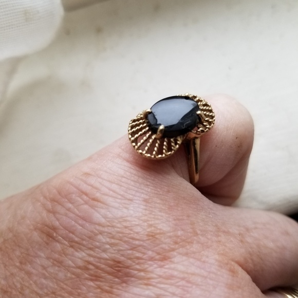 Vintage 1940s 10k yellow gold oval onynx ring - Picture 2 of 5